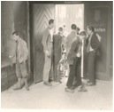 Personen im Gebäude 1954