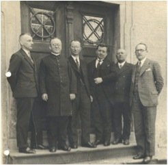 25 Jahre Berufsschule Kollegium 1933 von links nach rechts: Brand, Schneider, Eiglsberger, Daunders, Zeus (Hausverwalter), Lobbichler