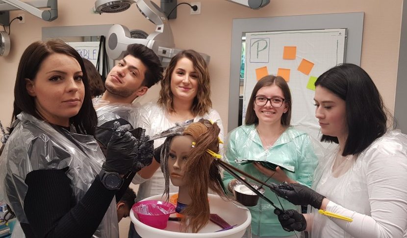 Workshop "Haare färben" - Schüler bei der Arbeit