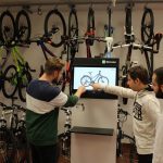 Schüler eigen auf Display mit Fahrrad