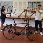 Schüler arbeiten an Fahrrad aus Bambus